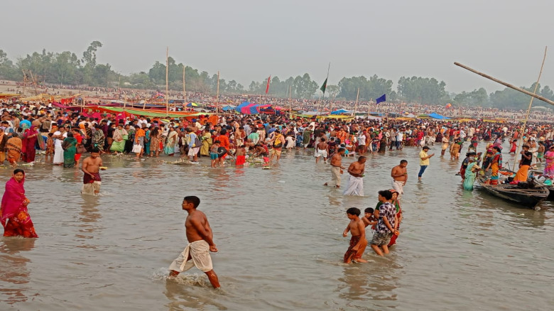 ঐতিহ্যবাহী অষ্টমীর স্নান,ব্রহ্মপুত্র নদের তীরে লাখো ভক্তের ঢ