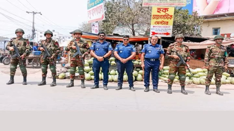 যানজোট প্রতিরোধে বীরগঞ্জ পুলিশ সেনাবাহিনীর যৌথ অভিযানে স্বস্