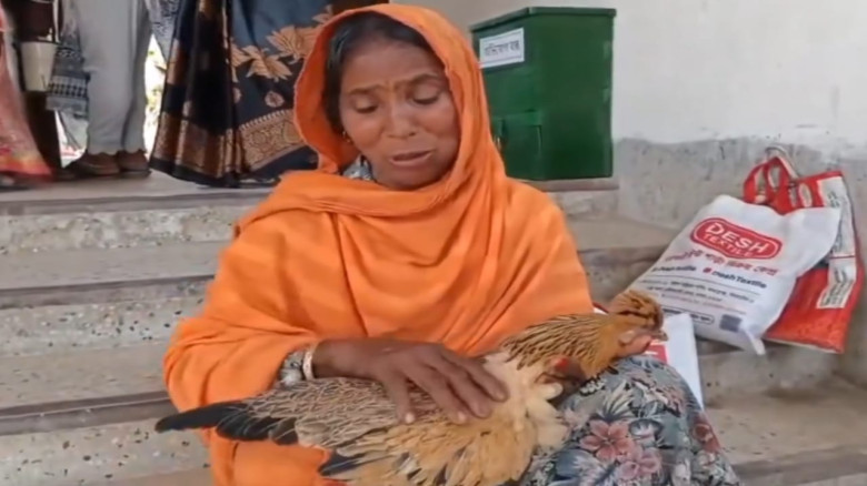 মুরগী হত্যার বিচার নিয়ে লালমনিরহাট সদর থানায় হাজির এই নারী