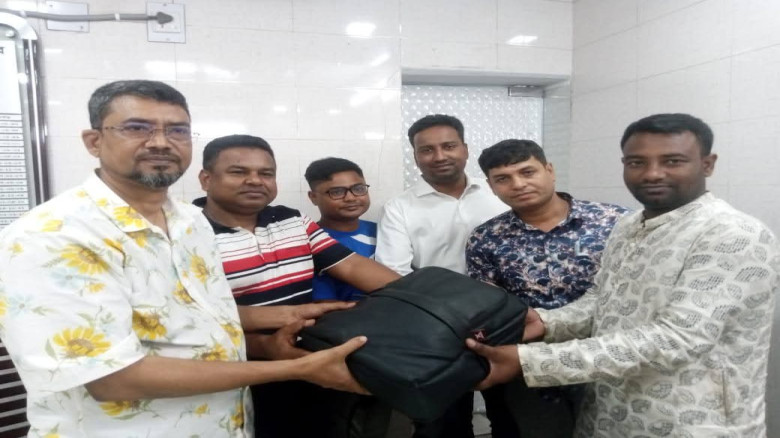 কুড়িয়ে পাওয়া ১৮ ভরি স্বর্ণ ও  (১৫০০০) হাজার টাকা ফিরিয়ে দিলে