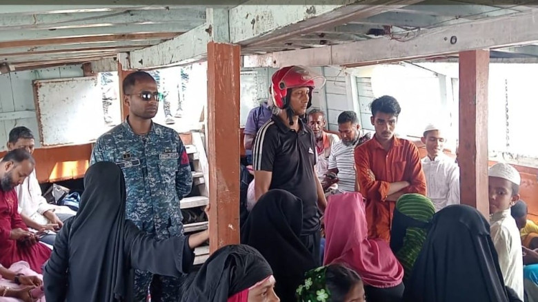 মনপুরা জনতা বাজার লঞ্চ ঘাটে বেপরোয়া অনিয়ম, নৌবাহিনী ও পুলিশে