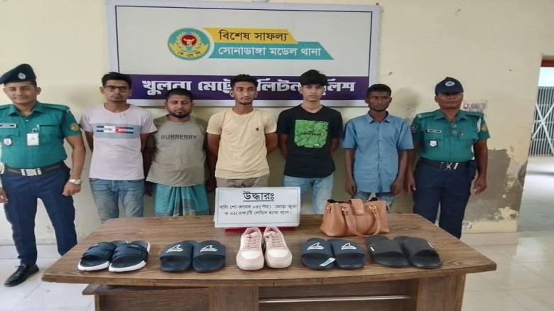 খুলনা নগরীতে বাটা শো-রুমের লুণ্ঠিত জুতা ও লেডিস ব্যাগ উদ্ধার