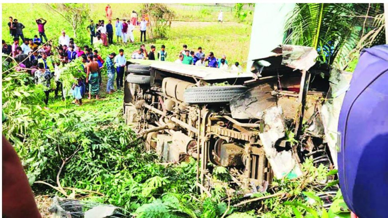 নিয়ন্ত্রণ হারিয়ে যাত্রীবাহী বাস খাদে