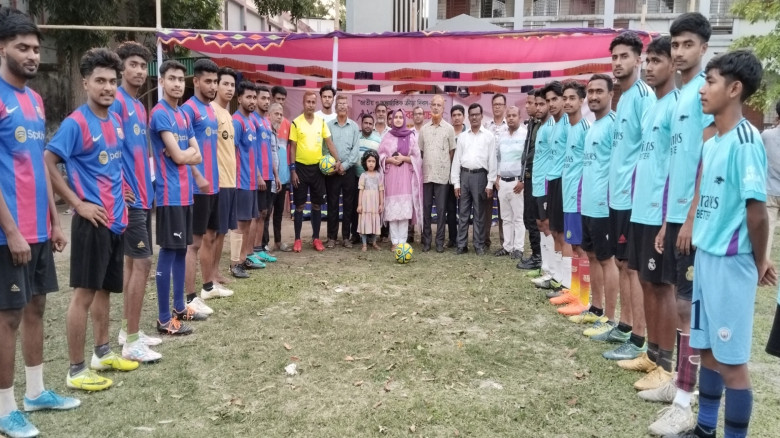 দৌলতপুরে আন্তর্জাতিক ক্রীড়া দিবস উপলক্ষে প্রীতি ফুটবল ম্যাচ 