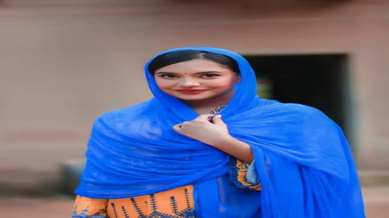 অরুচি.কর পোশাক পড়া নিজের মেয়েকে অবঞ্চিত ঘোষনা করলো