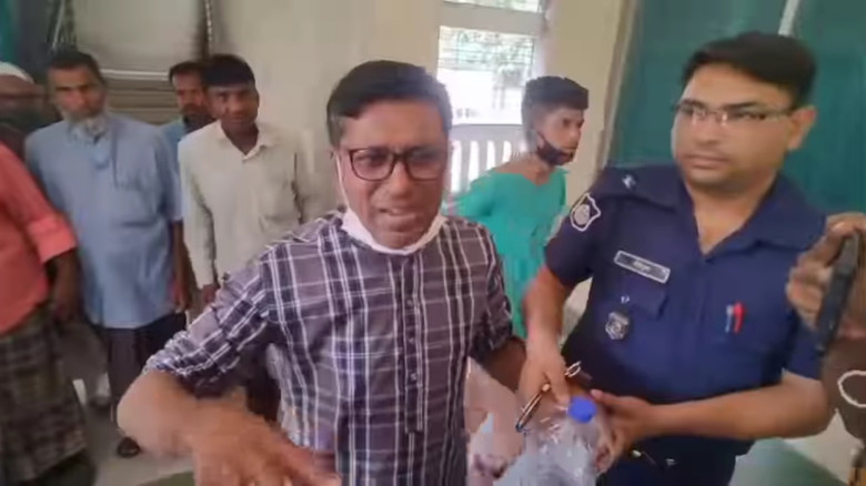 বগুড়ায় আদালতের হাজতখানায় মারধরের শিকার আ.লীগ নেতা শফিক।