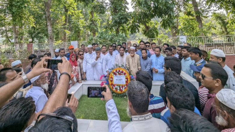 সাবেক মন্ত্রী মরহুম হারুন-অর রশিদ খান মুন্নুর কবরে শ্রদ্ধা ন