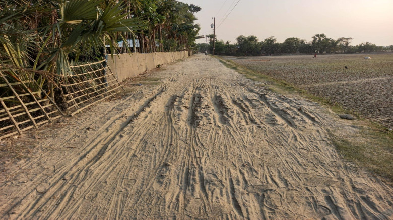 কয়রায় ঠিকাদার পলাতক ,ভোগান্তিতে এলাকাবাসি