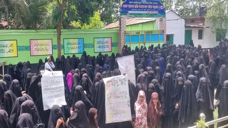 বগুড়ায় মাদ্রাসা’র মহাপরিচালকের  পদত্যাগের দাবীতে ছাত্রীদের ব