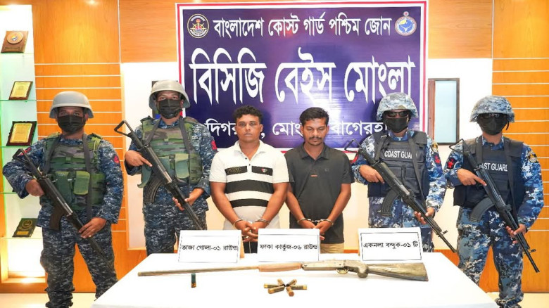 সুন্দরবনে কোস্ট গার্ডের অভিযানে অস্ত্র ও গোলাবারুদ সহ করিম শ