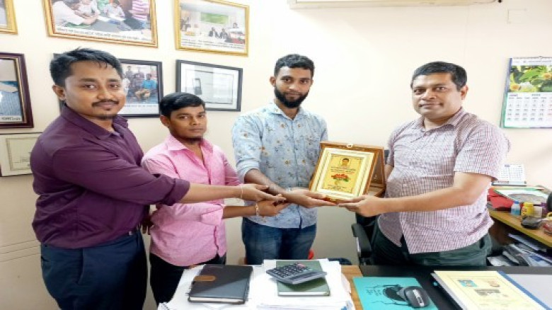 স্বস্তি সফটওয়্যার কোম্পানিকে শুভেচ্ছা স্বারক দেওয়া