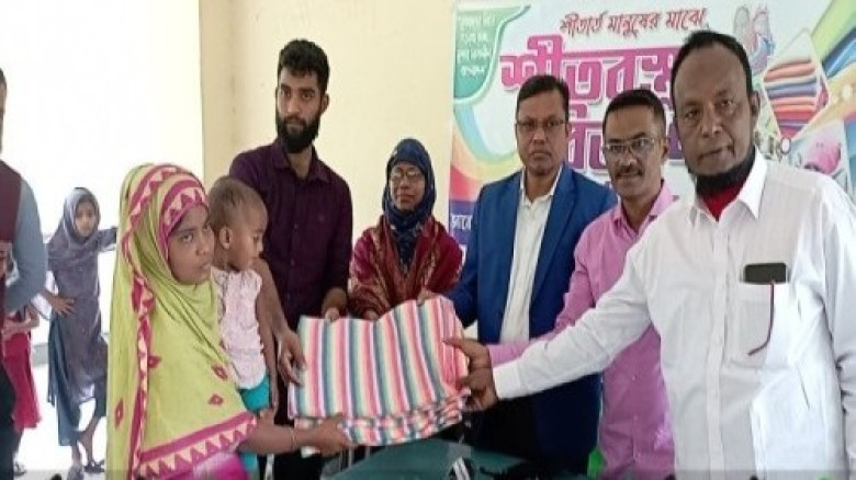ভোলায় শীতার্তদের মাঝে কম্বল বিতরণ করলেন স্বাধীন যুব উন্নয়ন স