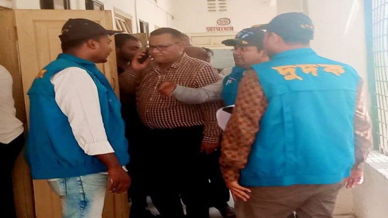 বীরগঞ্জ হাসপাতালে দুর্নীতির চিত্র ফাঁস,দুদকের আকস্মিক অভিযান