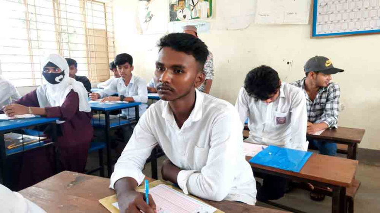 বিদায় বাবার, পরীক্ষার হলে সন্তানের লড়াই