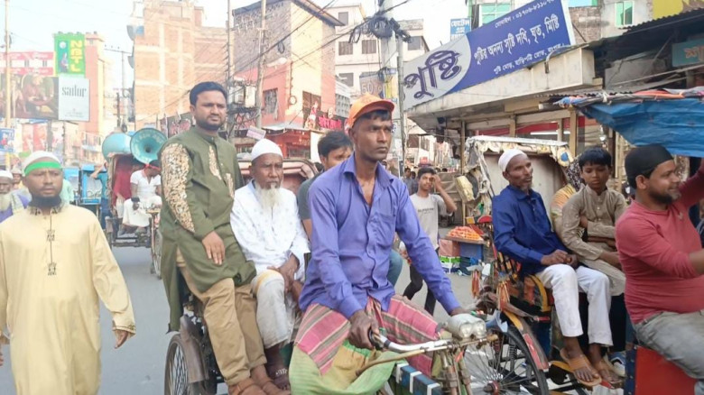 গণমিছিলে শহীদ আবু সাঈদের পিতা