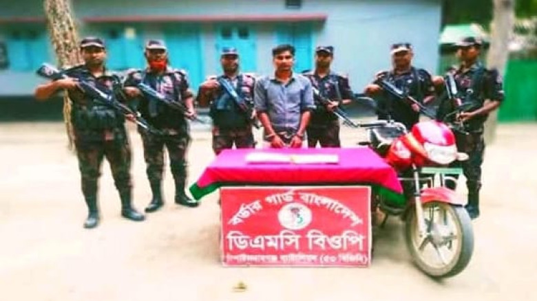 নড়াইলের কালিয়ায় সেনা-পুলিশের সফল অভিযানে পিস্তল ও দেশীয় অস্ত