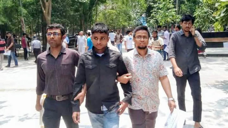 বেগম রোকেয়া বিশ্ববিদ্যালয়ে ভর্তি পরীক্ষায় দিতে এসে আটক-১