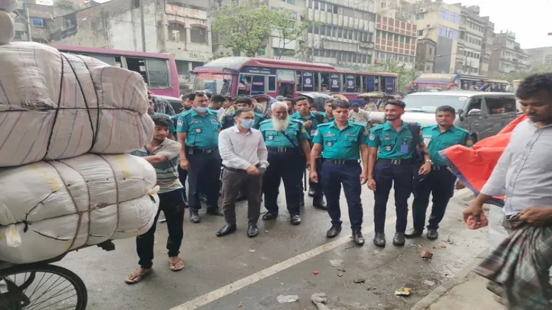 সড়কে ফেলে রাখা অবৈধ মালামাল উচ্ছেদে লালবাগ-ট্রাফিক বিভাগের ব