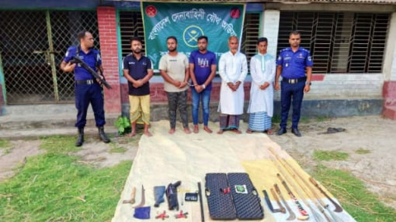 নড়াইলের কালিয়ায় মসজিদের ইমামকে মারধরের ঘটনায় সংঘর্ষ, অস্ত্র