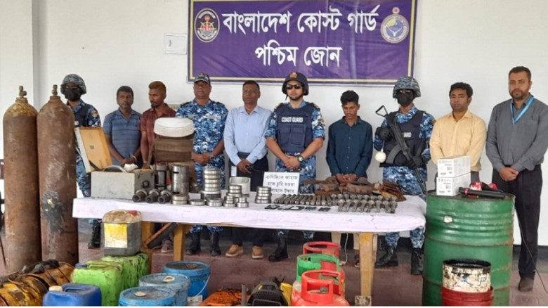 বাগেরহাটের মোংলা বন্দরে জাহাজ থেকে চুরি হওয়া  মালামালসহ আটক