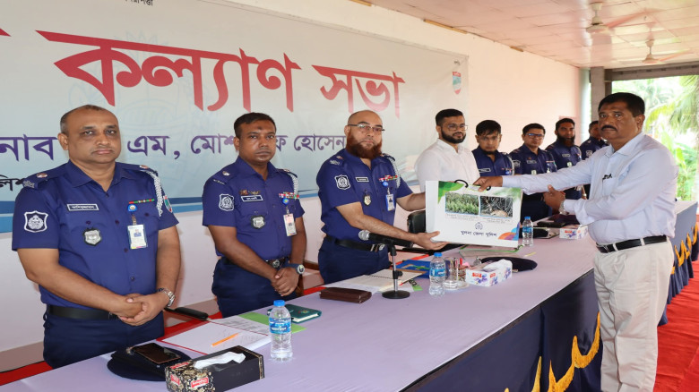 খুলনায় জেলা পুলিশের সাপ্তাহিক মাস্টার প্যারেড ও মাসিক কল্যাণ