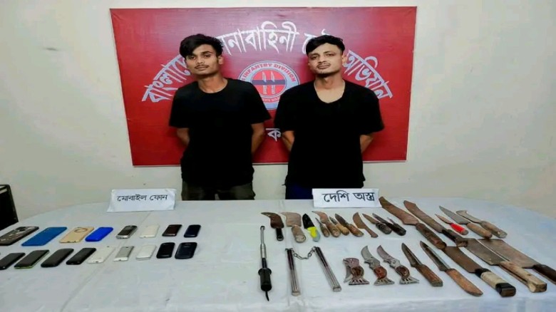 বগুড়ায় সেনাবাহিনীর অভিযানে দেশীয় অস্ত্র ও ছিনতাইকৃত মোবাই