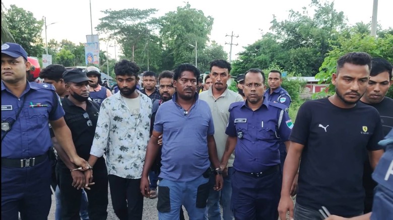 বাগেরহাটে চারটি বিদেশী পিস্তল'সহ আটক-১১