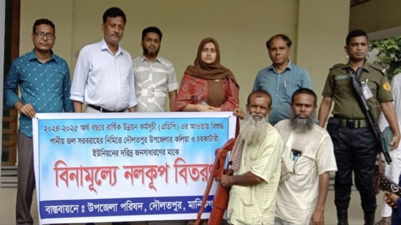 দৌলতপুরে দরিদ্র জনসাধারণের মাঝে বিনামূল্যে নলকূপ বিতরণ