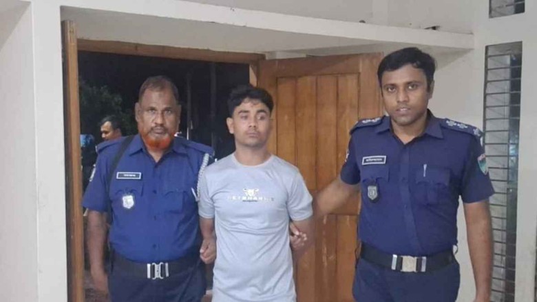নড়াইলের লোহাগড়া থানার ওসি শরিফুল ইসলামের নেতৃত্বে স্ত্রীসহ ড