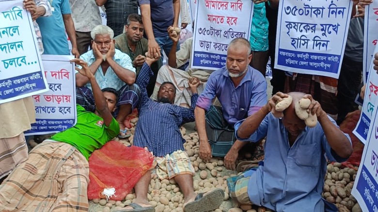 কুড়িগ্রামে হিমাগারে আলু রাখার ভাড়া বৃদ্ধির প্রতিবাদে রাস্তায়