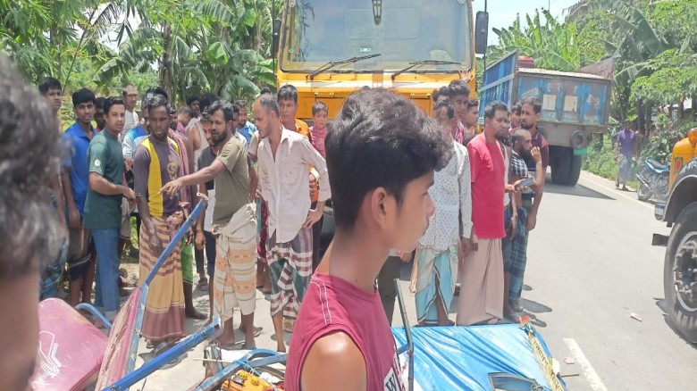 কুড়িগ্রাম সোনাহাট স্থলবন্দর মহাসড়কে  ড্রামট্রাক ও অটোরিকশা ম