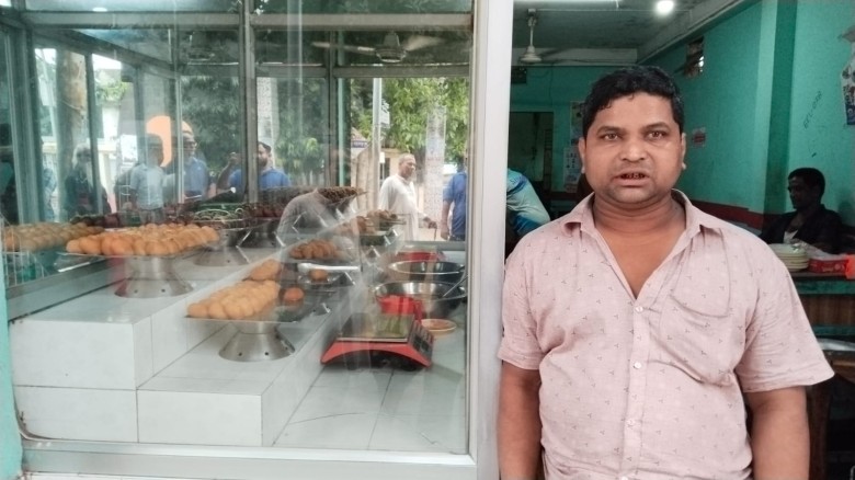 দৌলতপুরে স্যানিটারি ইন্সপেক্টরকে মাসিক মাসুরা না দেওয়ার মিষ