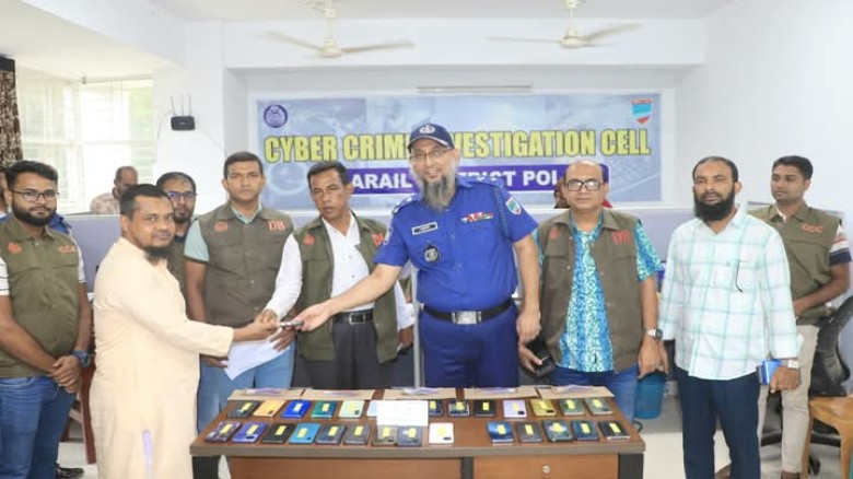 নড়াইলে হারিয়ে যাওয়া  মোবাইল ও নগদ টাকা  উদ্ধার করে আনুষ্ঠা