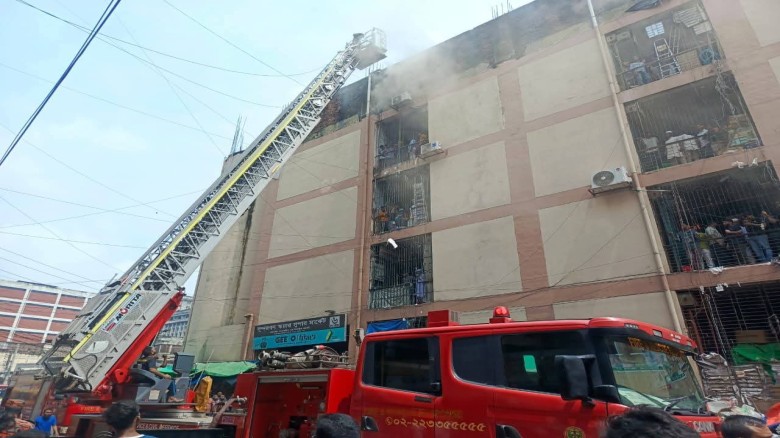 ঢাকা গুলিস্তানে সুন্দরবন স্কয়ার মার্কেটে আগুন। নিয়ন্ত্রণে কা