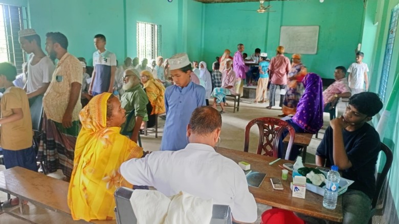 বীরগঞ্জে বিনামূল্যে চক্ষু পরীক্ষা ও ছানি অপারেশন শিবির তিন শ
