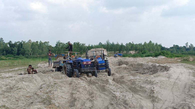 সরকারী মাটি ও বালি দিয়ে ভরাট করা হচ্ছে নির্মানাধীন দেওয়ানবাড়