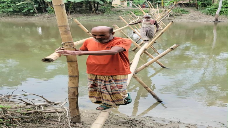 ৮ গ্রামের মানুষের একমাত্র ভরসা একটি বাঁশের সাঁকো