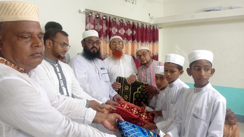 বেশরগাতি এতিমখানায় তিন শিক্ষার্থী কে কুরআনের ছবক প্রদান