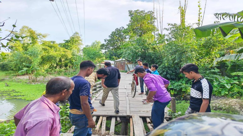 ভাঙ্গা ব্রীজে কাঠের পাটাতনই ভরসা: