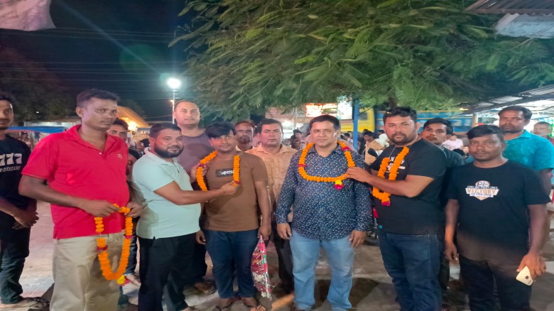 বীরগঞ্জে ইউনিয়ন স্বেচ্ছাসেবক দলের আহবায়ক নূর ইসলাম কে ফুলেল 