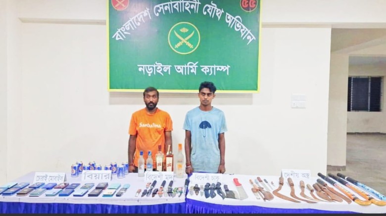 নড়াইলের রূপগঞ্জ বাজারে লক্ষ্মী ভাণ্ডরে সেনা অভিযান অস্ত্র, ব