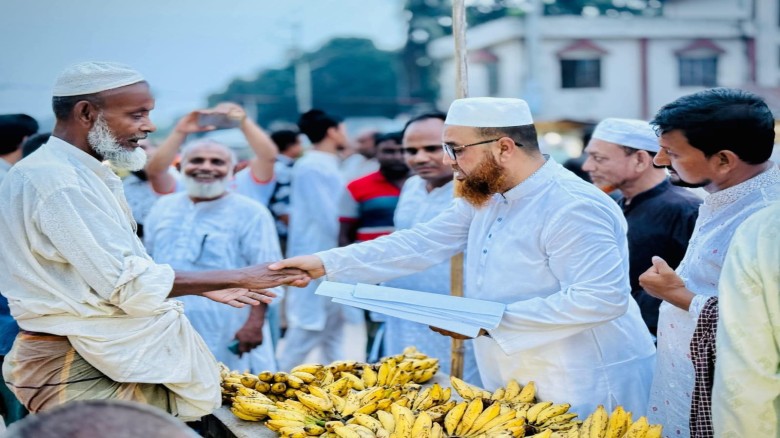 প্রান্তিক মানুষের দ্বাড়ে দ্বাড়ে গণসংযোগে ব্যস্ত সময় পাড় করছে