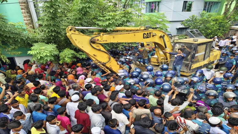 খুলনায় বাস্তহারা কলোনির উচ্ছেদ অভিযানে জনতার সাথে পুলিশের স