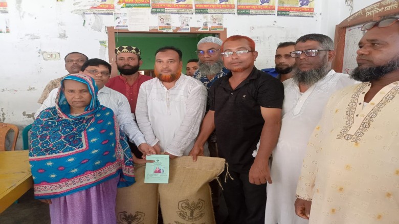 বাগেরহাট সদরের রাখালগাছি ইউনিয়নে ভিজিডি কার্ডের চাল বিতরণ