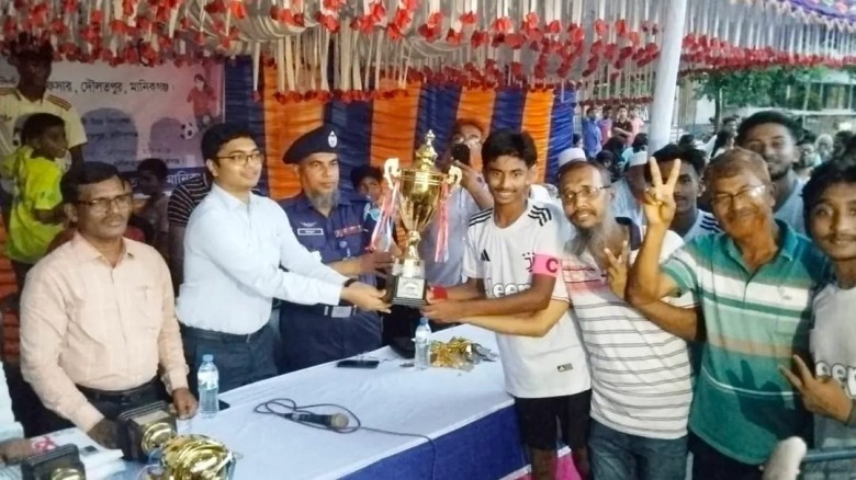 গ্রীষ্মকালীন ফুটবলে চ্যাম্পিয়ন  দৌলতপুর সরকারি উচ্চ বিদ্যাল