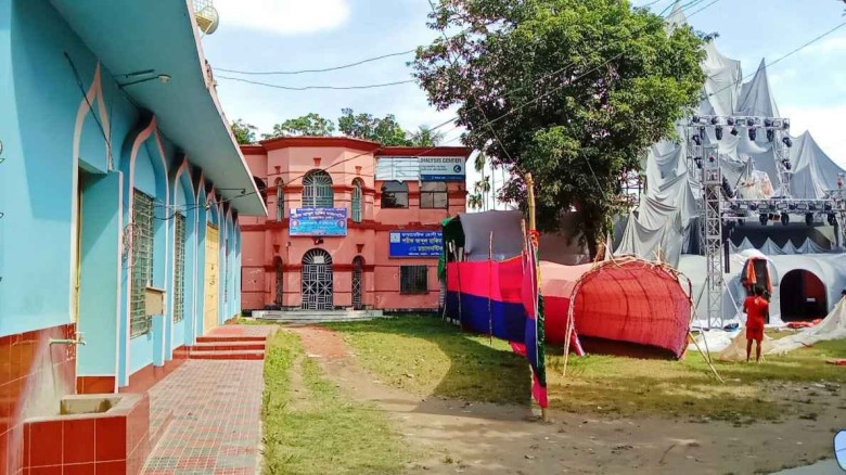 নড়াইলে এক উজ্জ্বল দৃষ্টান্ত মসজিদে চলছে নামাজ আর মন্দির চলছে