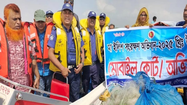 নিষেধাজ্ঞার তৃতীয় দিনে ইলিশ ধরার সময় ৮ হাজার মিটার জাল ধ্বংস