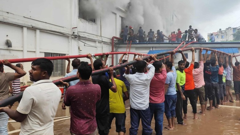 আশুলিয়ায় পলমল গ্রুপের পোশাক কারখানায় অগ্নিকাণ্ড