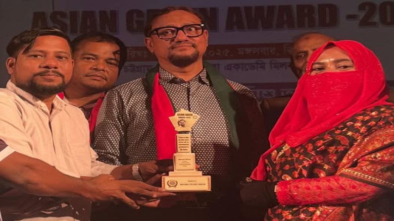 পরিবর্তন যুব উন্নয়ন সংস্থা’র মাকসুদের হাতে এশিয়ান গ্রিন অ্য
