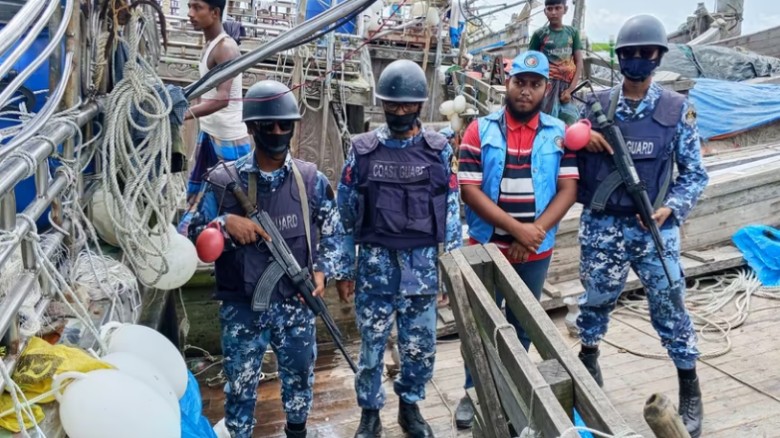 নিষেধাজ্ঞা অমান্য: ভোলায় ইলিশ শিকারিদের ৪৫ ট্রলার জব্দ